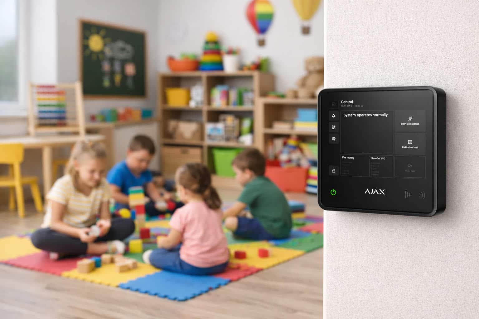 AJAX EN54 Fire Hub Jeweller in einer Kita – EN54 Brandmeldezentrale im Gruppenraum, wandmontiert für zuverlässigen Brandschutz